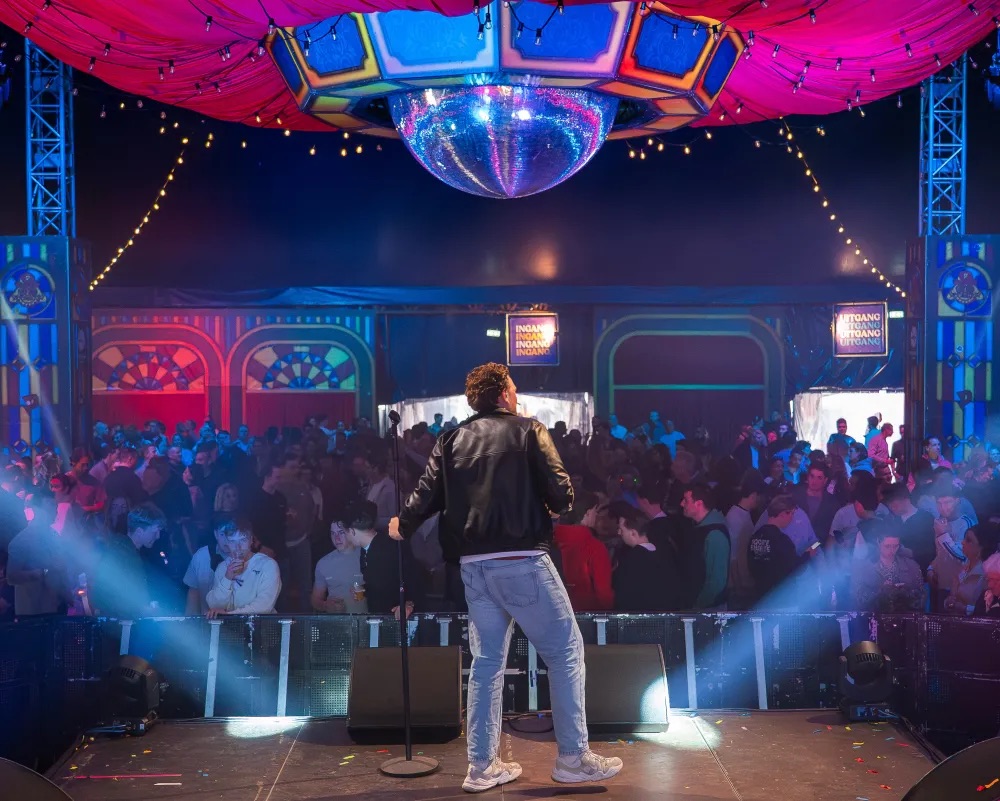 Roy van Nuland live voor publiek in de feesttent